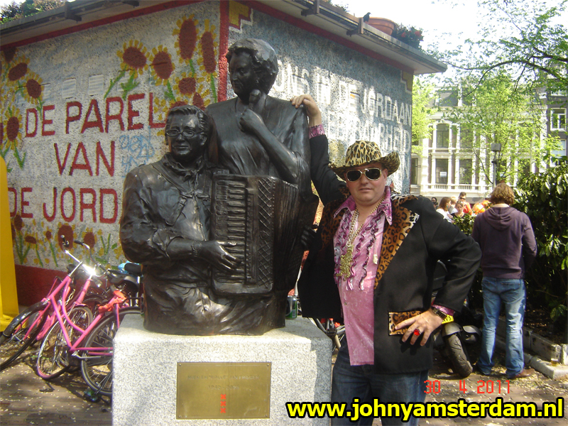 Op het bekende Johnny Jordaan plein, hartje Jordaan op de foto bij de bekende borstbeelden. Hier sta ik bij &quot;Bolle Jan&quot; en Mien Froger.