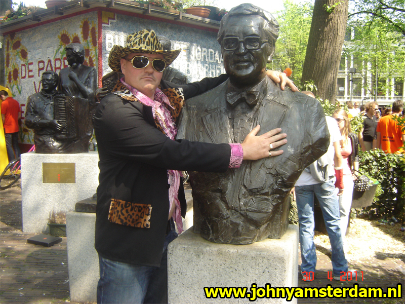 Op het bekende Johnny Jordaan plein, hartje Jordaan op de foto bij de bekende borstbeelden. Hier sta ik bij de legendarische Johnny Jordaan.