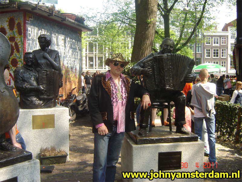 Op het bekende Johnny Jordaan plein, hartje Jordaan op de foto bij de bekende borstbeelden. Hier sta ik bij Johny Meyer.