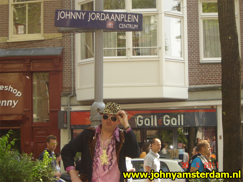 Op het bekende Johnny Jordaan plein, hartje Jordaan op de foto bij de bekende borstbeelden. Hier sta ik bij het straatnaambord.