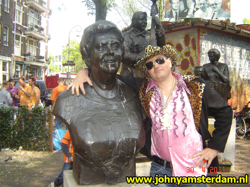 Op het bekende Johnny Jordaan plein, hartje Jordaan op de foto bij de bekende borstbeelden. Hier sta ik bij Tante Leen.