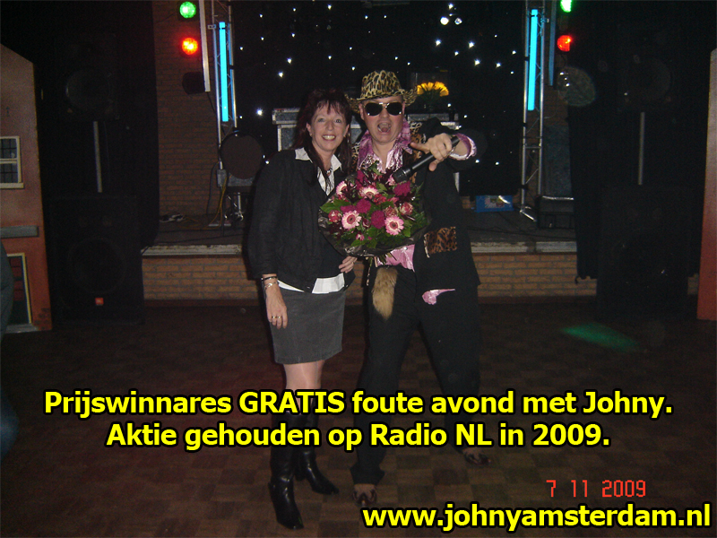 In 2009 hebben wij als hoofdprijs bii Radio NL een Foute avond met Johny weggegeven. Hier ziet u de gelukkige winnares.
