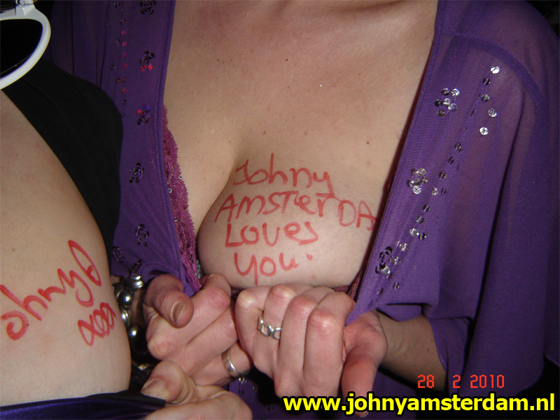 Johnny deelt handtekeningen uit. In principe alleen op blote borsten van vrouwen, maar ja de volgende foto's bewijzen anders. 
