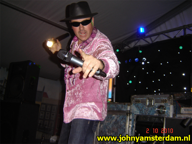 Nog een foto van de Hazes act, echter is deze genomen tijdens een Johnny Amsterdam Partyshow.